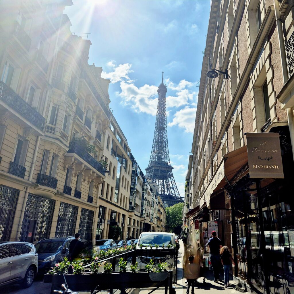 Paris-Eiffel-Tower - Away with Ray