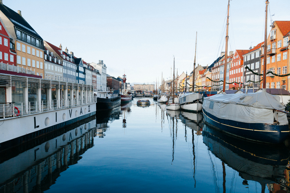 Stockholm-pond-Gamla-Stan-Freepik - Away with Ray